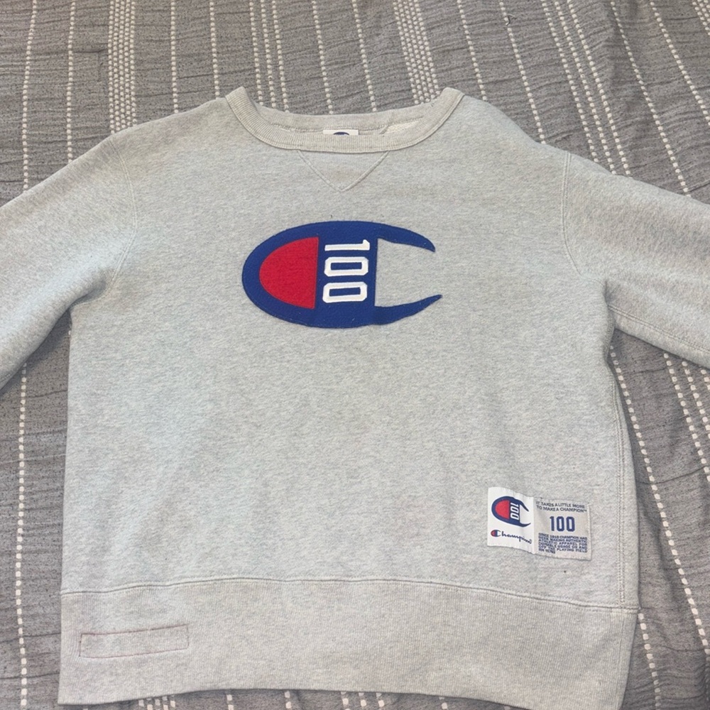 Im seeking a nice grey sweater, the brand is champs, its a size small.